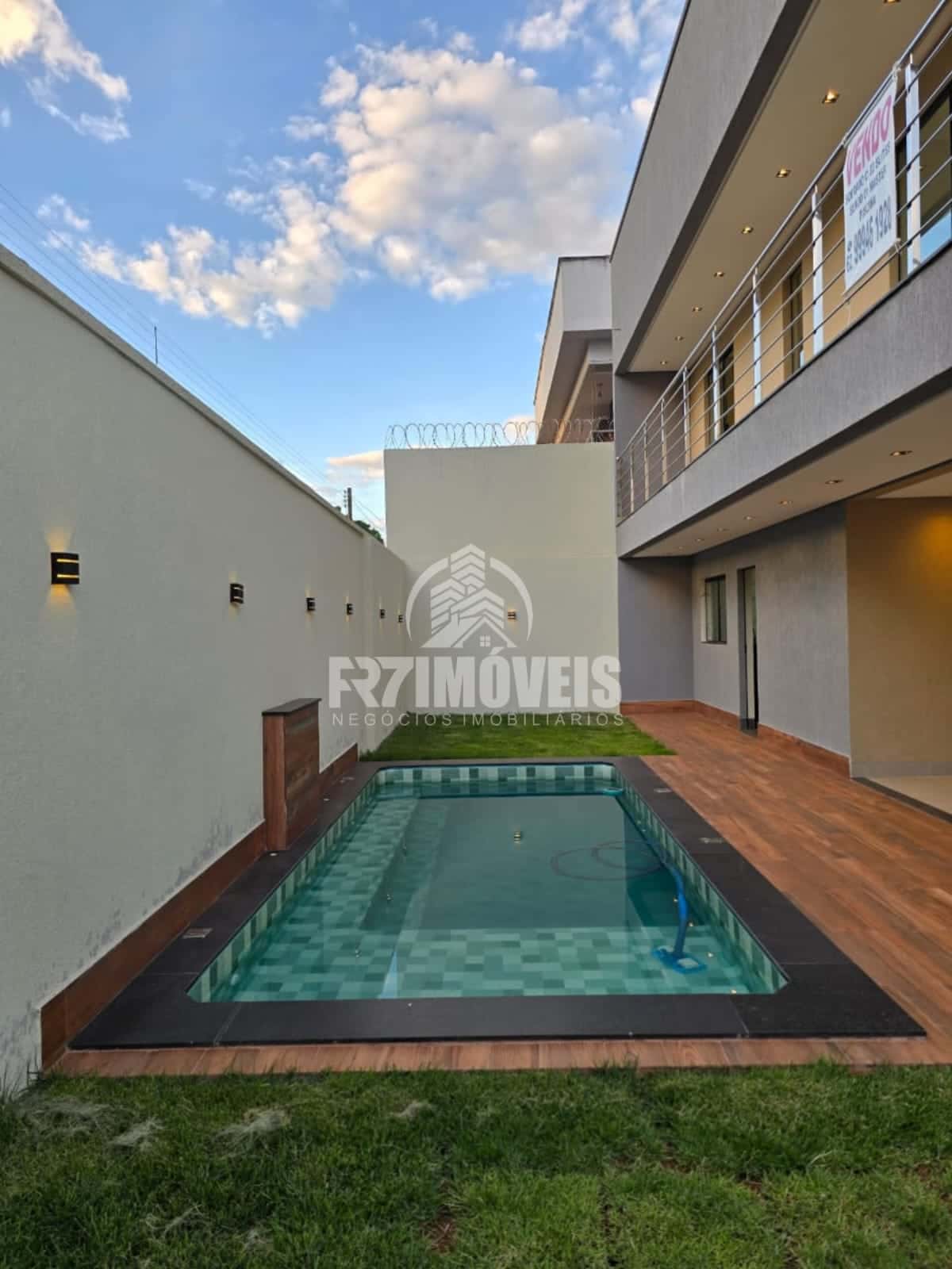 SOBRADO COM PISCINA NO SETOR GENTIL MEIRELES - GOIÂNIA/GO