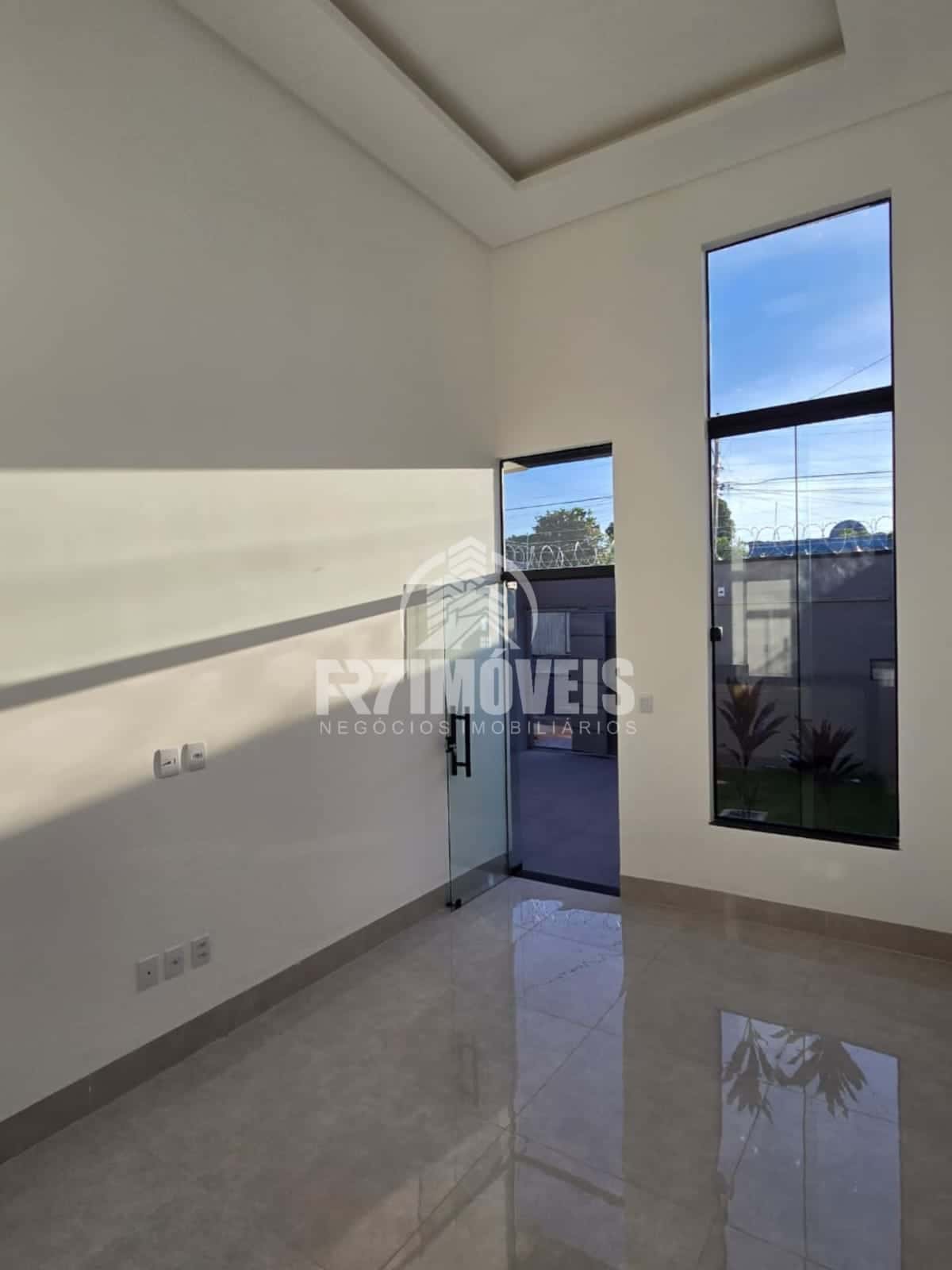 CASA NOVA COM PAISAGISMO NO SETOR CURITIBA 3 - GOIÂNIA/GO