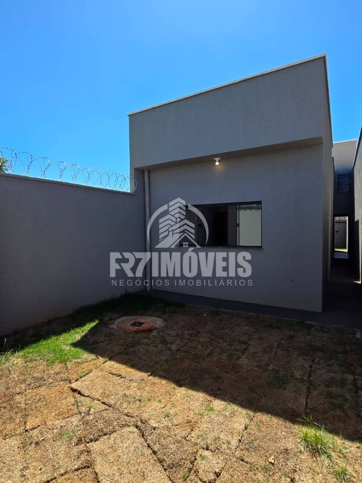 CASA COM QUINTAL E ENTRADA FACILITADA NO SETOR ORLANDO DE MORAES - GOIÂNIA/GO