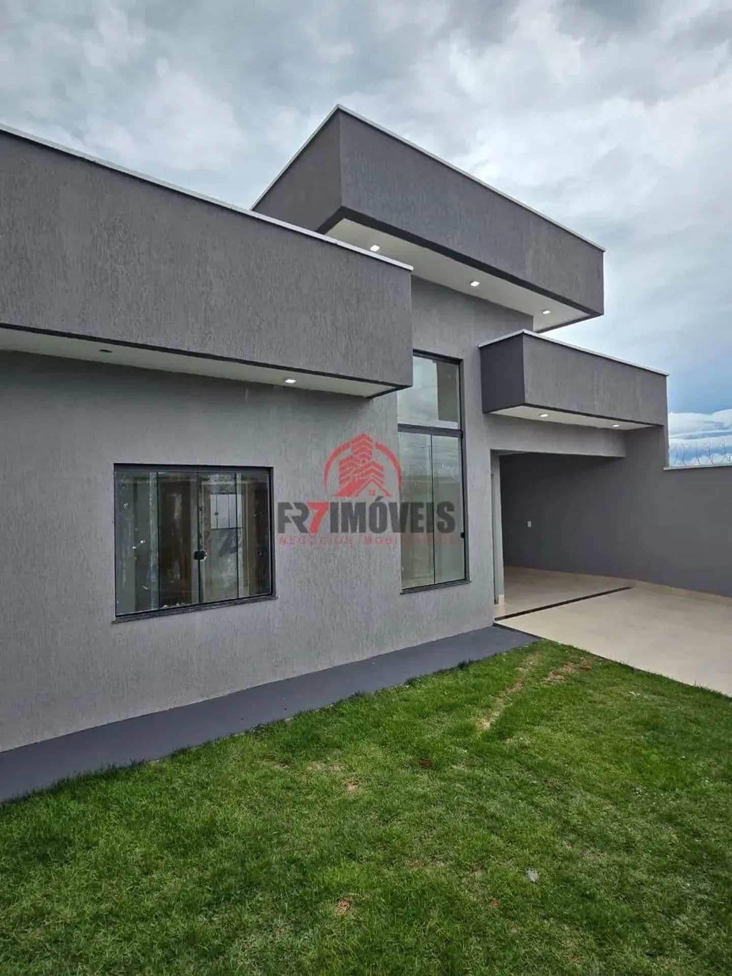 CASA SOZINHA NO LOTE - 3 QUARTOS SENDO 1 SUÍTE