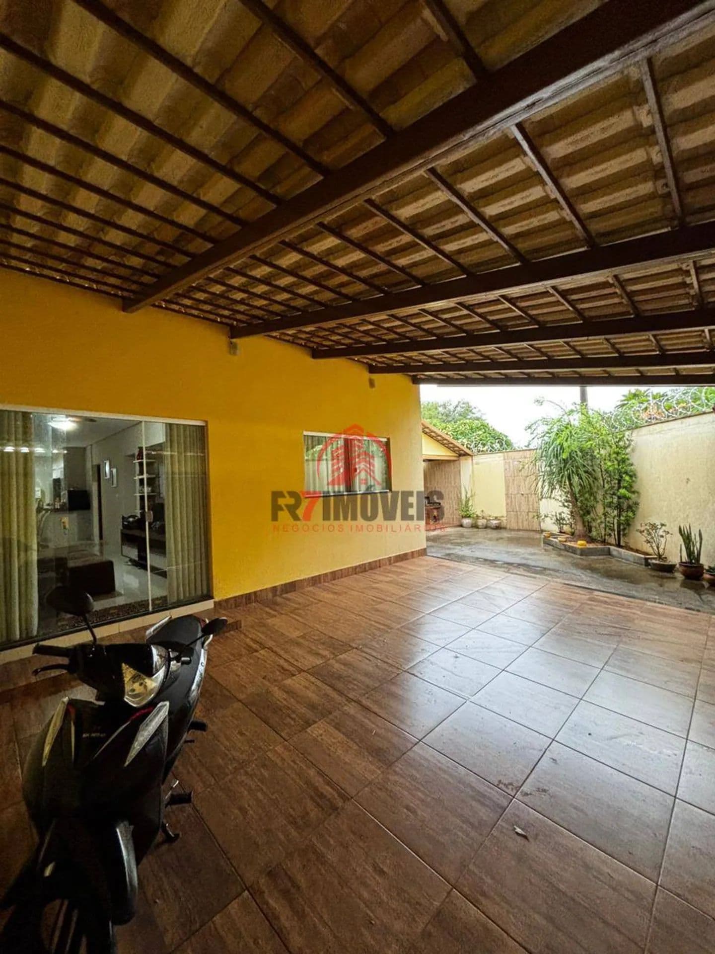 CASA COM QUINTAL NO SETOR PARQUE DAS FLORES - GOIÂNIA/GO