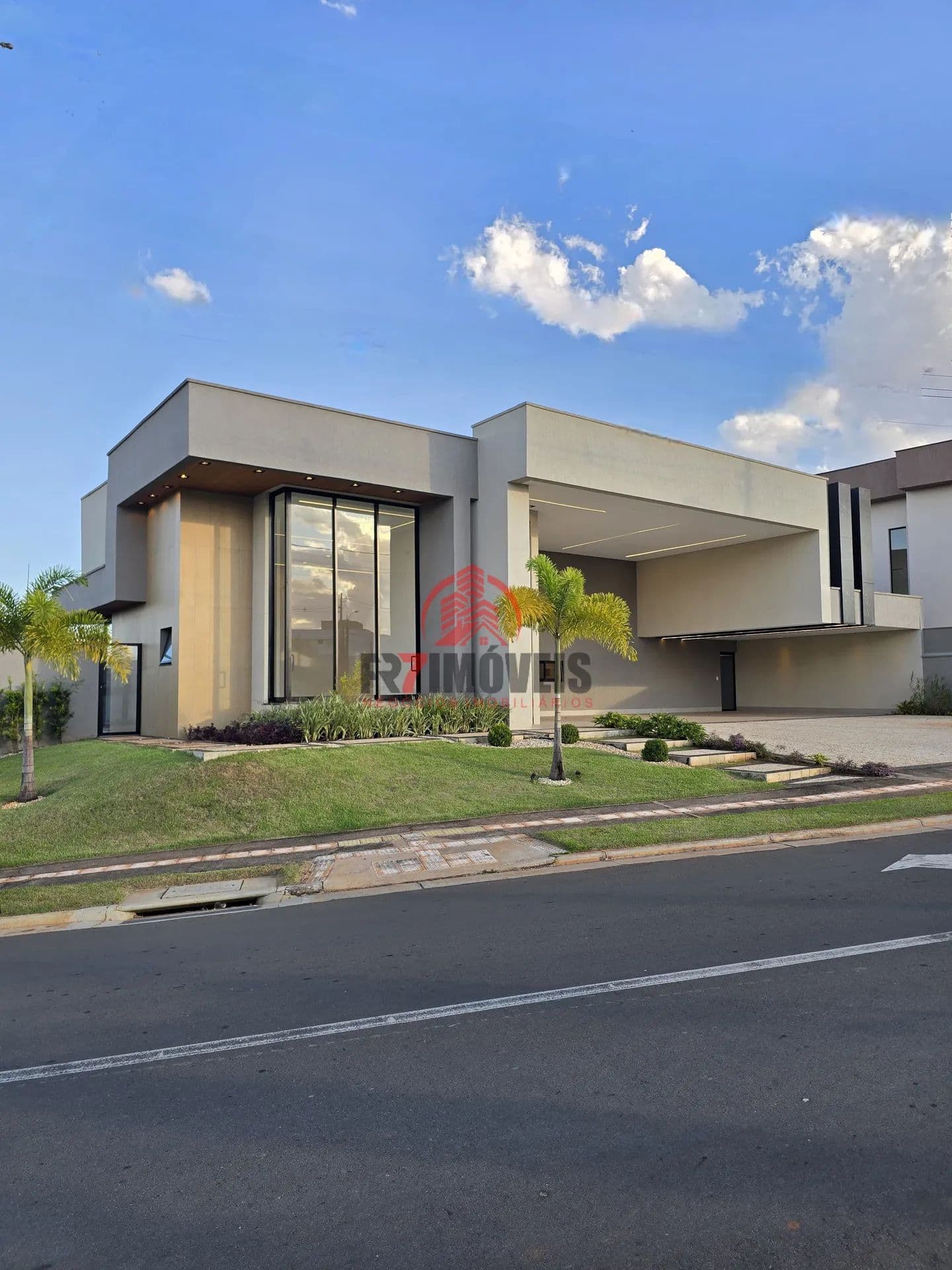 IMPONENTE CASA ALTO PADRÃO COM OFURÔ NO CONDOMINIO VILLAGIO TOSCANA