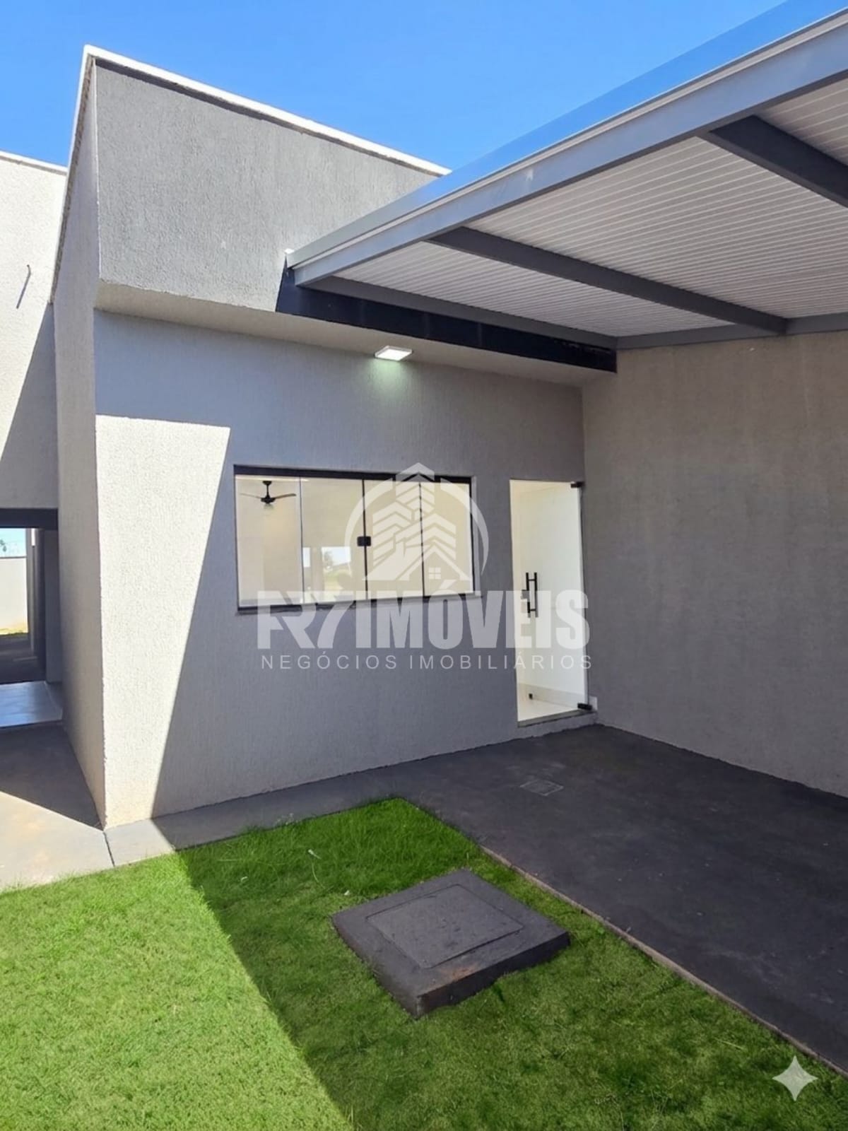 CASA COM QUINTAL E ENTRADA FACILITADA NO SETOR ORLANDO DE MORAES - GOIÂNIA/GO